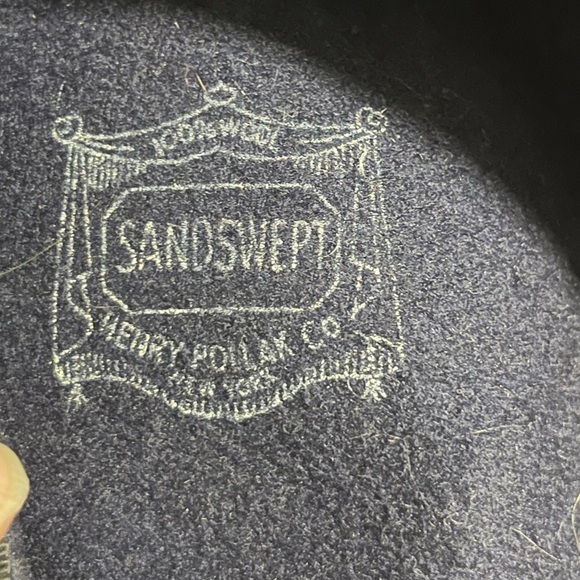 Sandswept Elegant Navy Beret with Seaturtle Pin - Picture 3 of 5